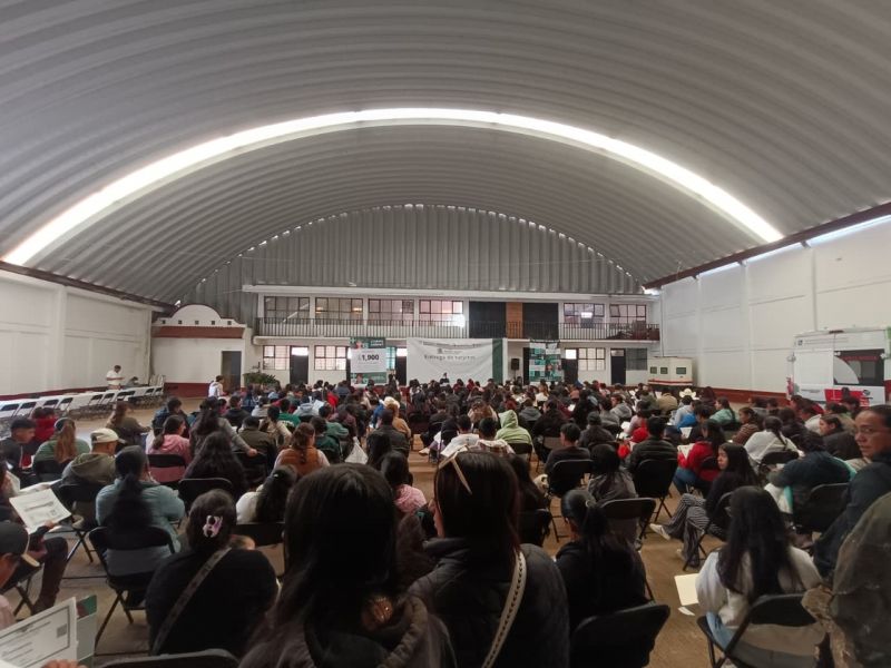 Realizan entrega de tarjetas del Bienestar a jóvenes de la comunidad