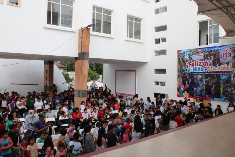 Niñas y niños de San Simón de Guerrero disfrutan entrega de juguetes y Cine Iglú